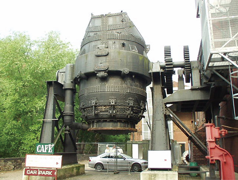 図表3.03<br>図表3.04　イギリス、シェフィールド、Kelham Island Museum展示のベッセマー転炉実機（筆者撮影）