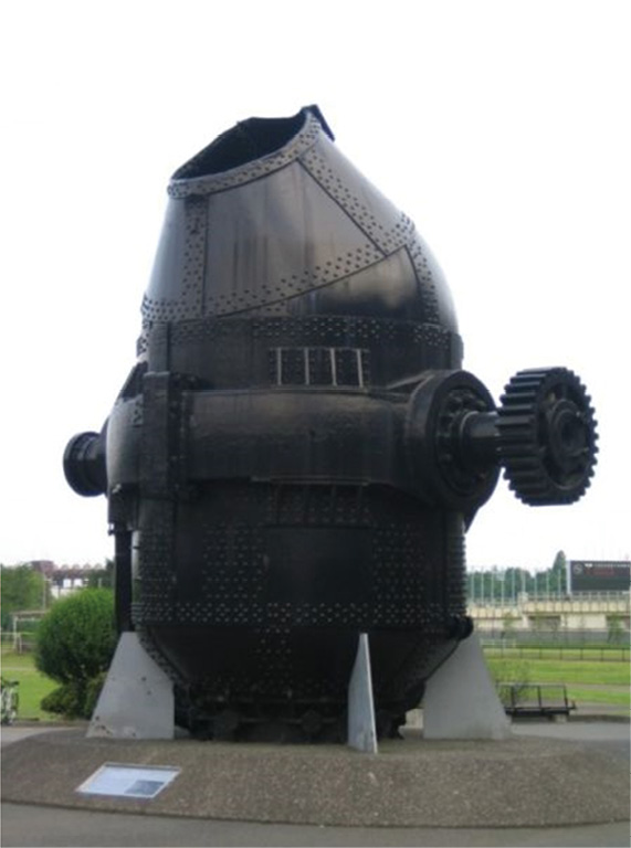 図表3.05　川崎市民ミュージアム展示の
トーマス転炉実機（文献4から転載）
NKKによる寄贈：1937年導入の実機<sup>5）</sup>
