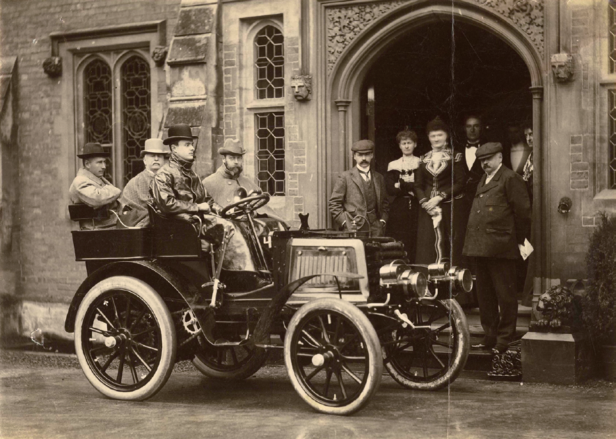 図 3.2.4　1903 年頃のパナール社製作の自動車 6）