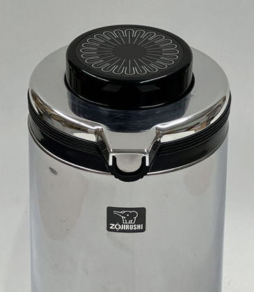 図 4.25　輸出用ステンレスフラップ付きハンドポットの外観（象印マホービ SLE 型） 4）