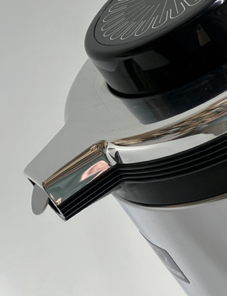 図 4.25　輸出用ステンレスフラップ付きハンドポットの外観（象印マホービ SLE 型） 4）