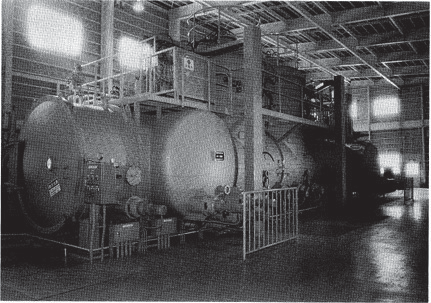 図 6.8　連続式加熱真空炉の外観 2）